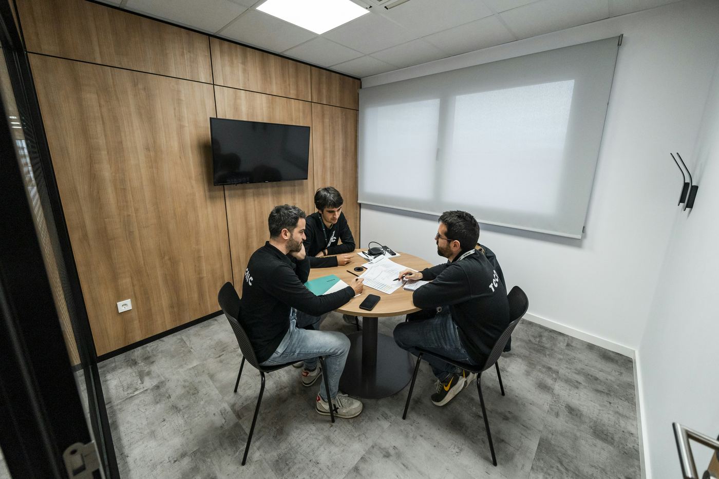 consultant and team collaborating - what is digital change consultancy consultant and team collaborating - what is digital change consultancy